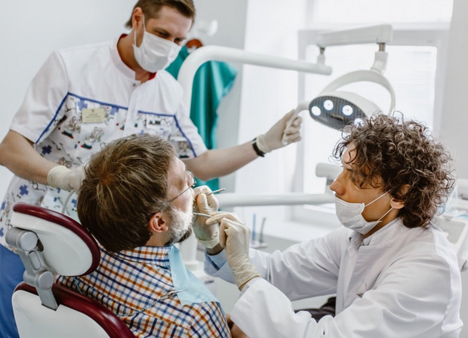 Имплантация зубов при пародонтозе: что нужно знать перед операцией